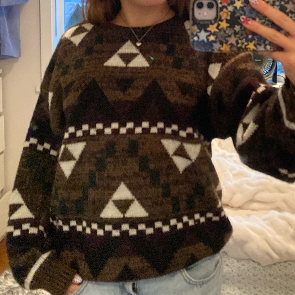 brown and white de vonos sweater